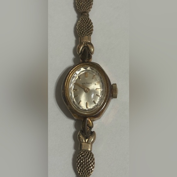 Women’s Waltham gold watch needs battery - Picture 1 of 9